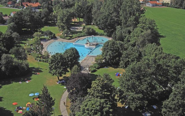 Vogelperspektive des Wellenfreibad Peiting