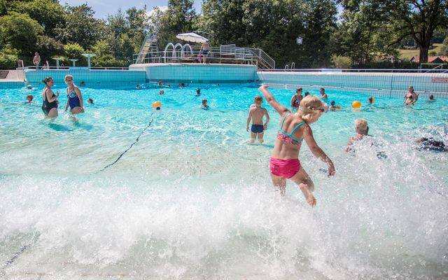 Kind spielt im Becken des Wellenfreibades Peiting