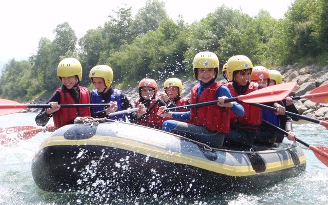 Familie beim Rafting im Allgäu
