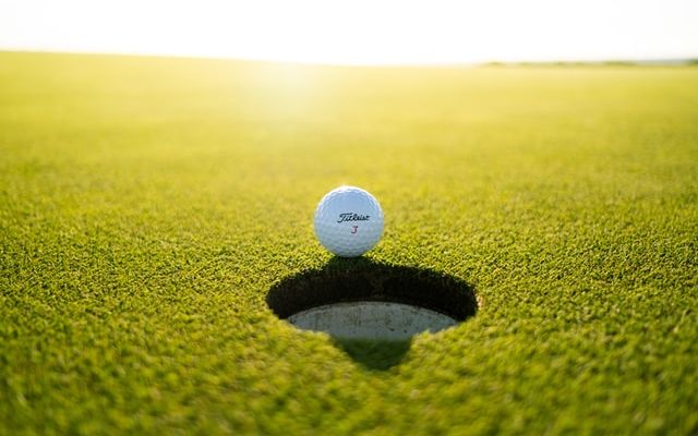 Golfball vor dem Loch