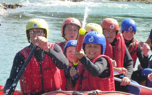 Familie beim Rafting im Allgäu
